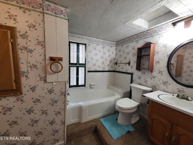 full bathroom with toilet, wallpapered walls, a garden tub, and a textured ceiling