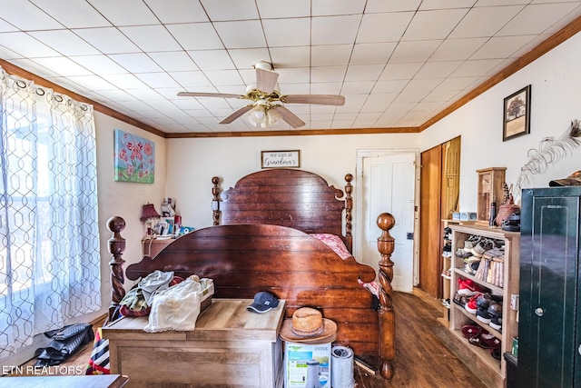 dining area featuring ceiling fan, crown molding, and wood finished floors