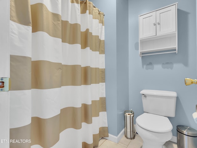 full bathroom with toilet, a shower with curtain, tile patterned flooring, and baseboards