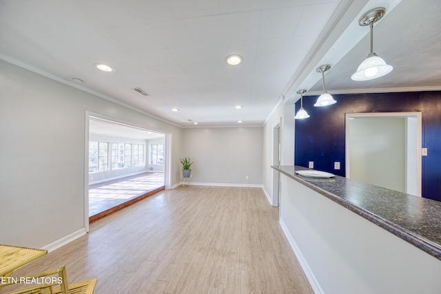 interior space with baseboards, visible vents, ornamental molding, wood finished floors, and recessed lighting