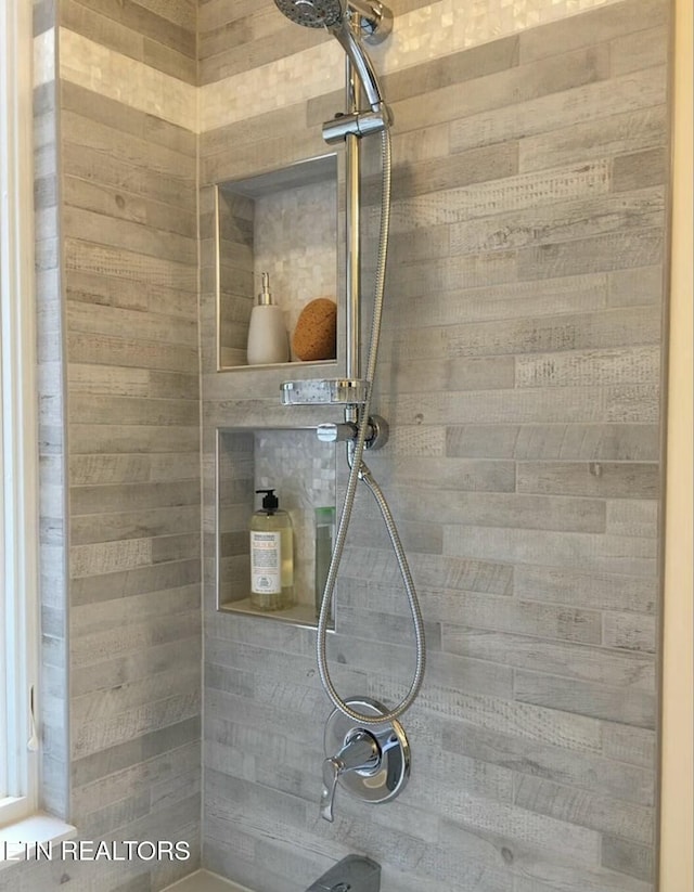 room details featuring tiled shower