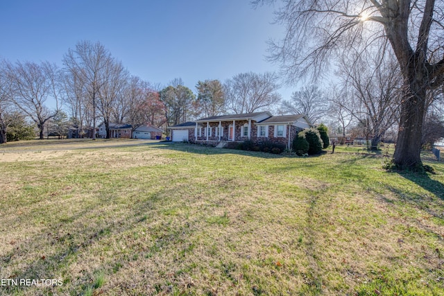 view of front of property featuring brick siding and a front lawn