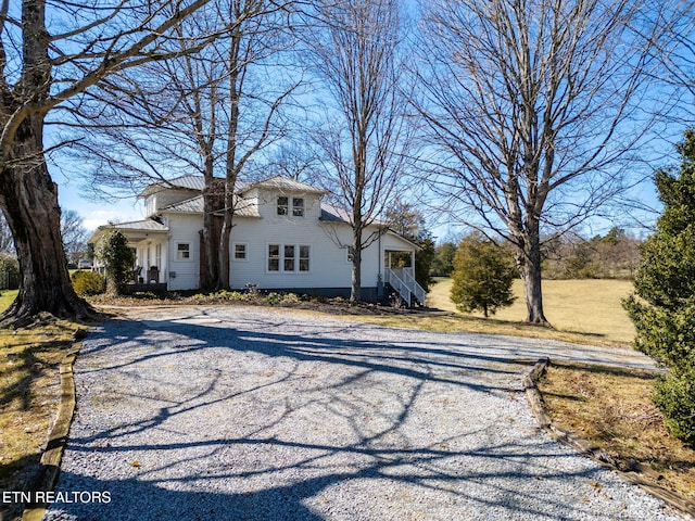 view of front of house featuring gravel driveway