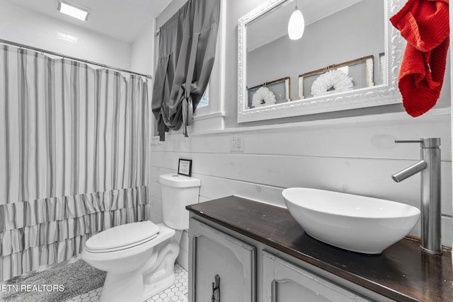 full bathroom featuring toilet, curtained shower, and vanity