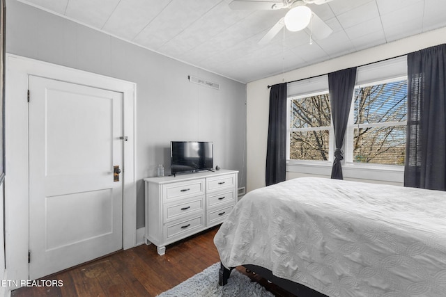 bedroom featuring dark wood-style floors, visible vents, and ceiling fan