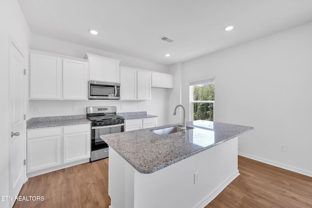943 Utopia Ln, Knoxville, TN 37932 - kitchen with stainless steel appliances, a sink, light wood-style floors, white cabinets, and recessed lighting