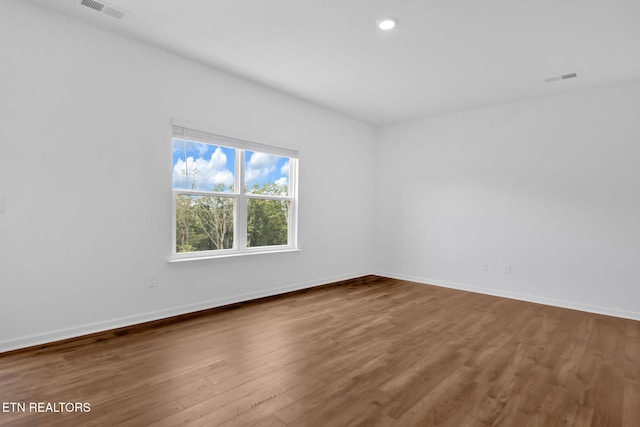 943 Utopia Ln, Knoxville, TN 37932 - spare room featuring wood finished floors, baseboards, and recessed lighting