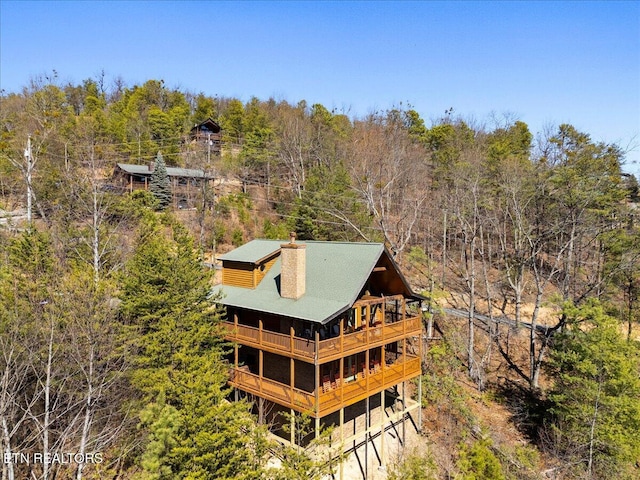 birds eye view of property featuring a wooded view