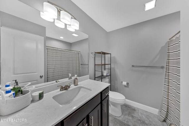 full bathroom featuring a shower with shower curtain, vanity, toilet, and baseboards