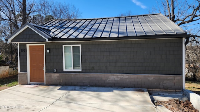 single story home featuring a standing seam roof