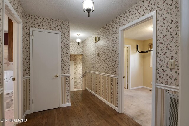 610 Hudson St, Athens, TN 37303 - hall with wallpapered walls, visible vents, and a textured ceiling
