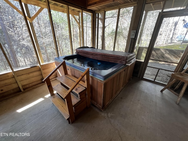 sunroom / solarium featuring a jacuzzi