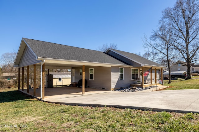 view of front facade with driveway, a shingled roof, crawl space, and a front yard