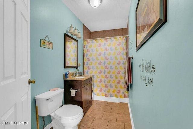 full bathroom with baseboards, a shower with shower curtain, toilet, tile patterned flooring, and vanity