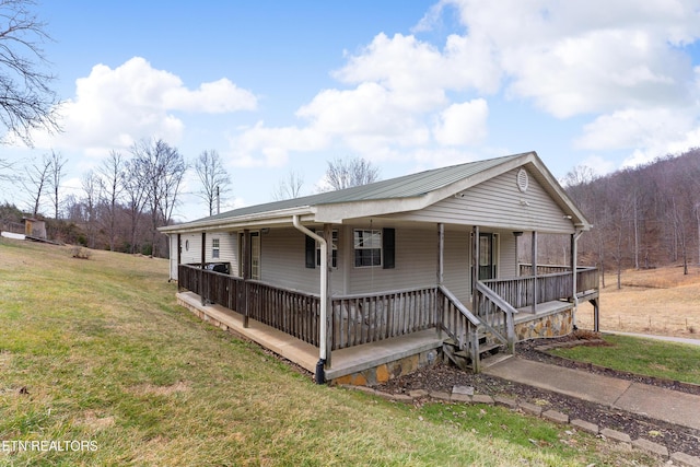 view of front facade featuring covered porch and a front lawn