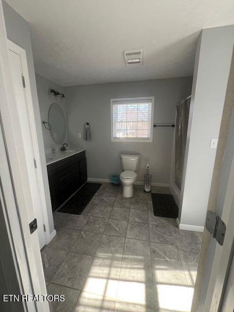 full bathroom with curtained shower, baseboards, vanity, and toilet