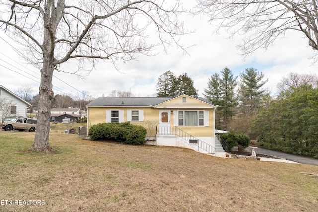 view of front of home featuring a front yard