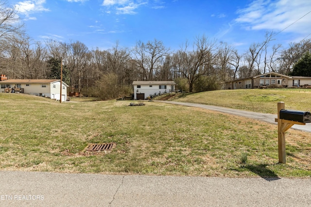 view of front of property featuring a front lawn