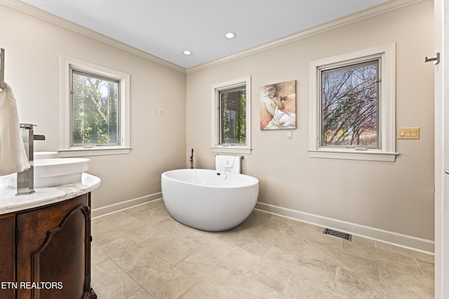 full bath with a wealth of natural light, visible vents, a soaking tub, and baseboards