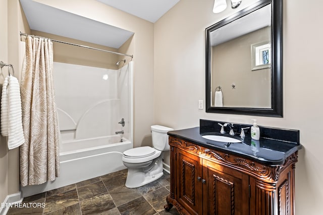 bathroom featuring stone finish flooring, baseboards, toilet, shower / tub combo with curtain, and vanity