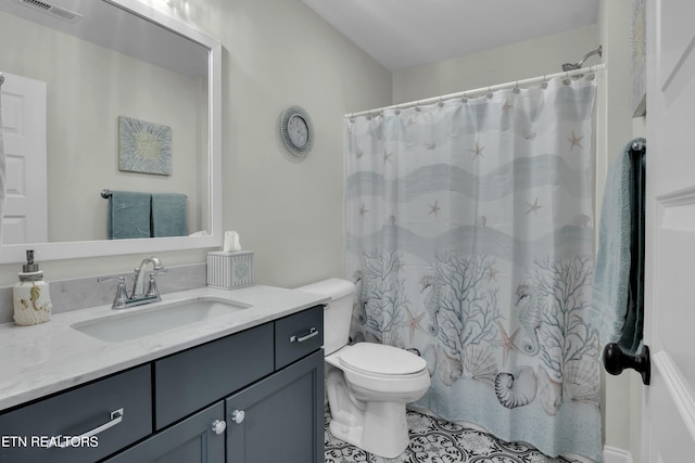 full bath featuring a shower with curtain, visible vents, vanity, and toilet