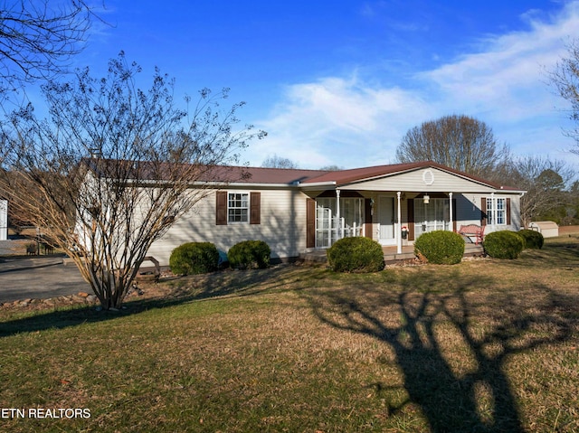 view of front of property featuring a front lawn and a porch