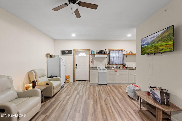living area featuring recessed lighting, light wood finished floors, and ceiling fan