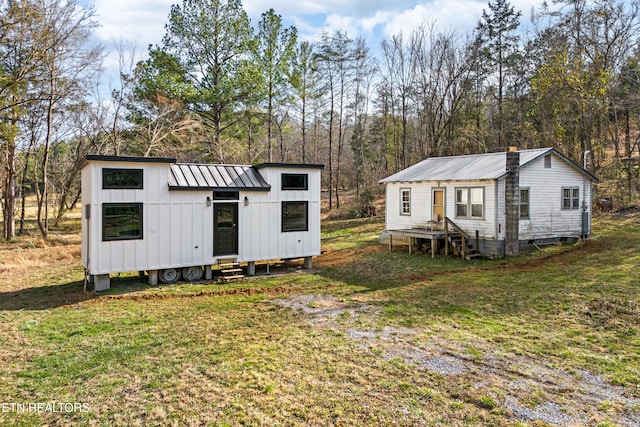 view of outdoor structure with an outbuilding