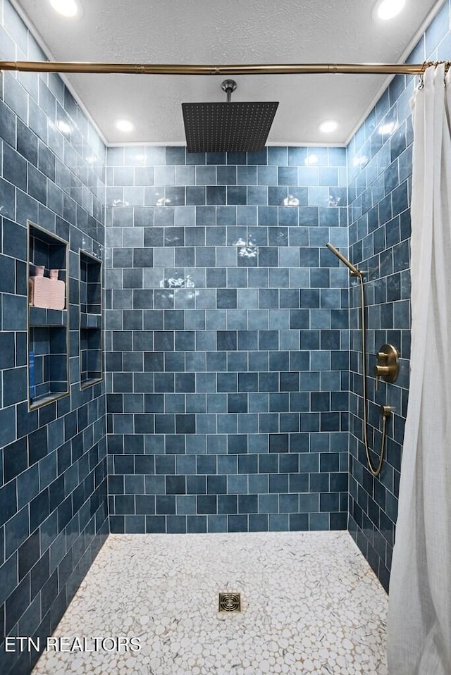 full bath featuring recessed lighting and a tile shower