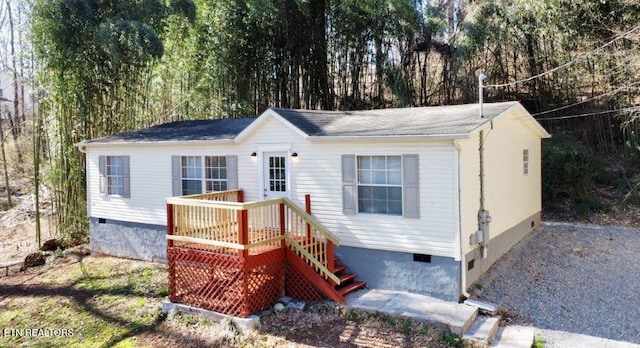 view of front facade featuring crawl space