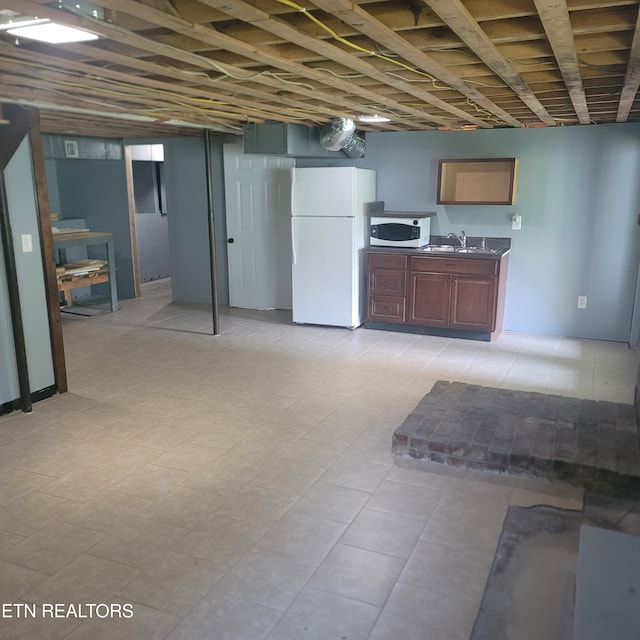 421 Cumberland Ave, Athens, TN 37303 - finished below grade area featuring freestanding refrigerator and a sink