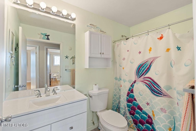 bathroom with a shower with curtain, toilet, and vanity