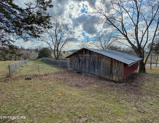 view of yard with an outbuilding and fence