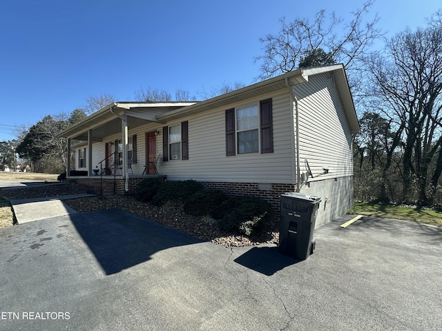 view of front of property with crawl space and covered porch