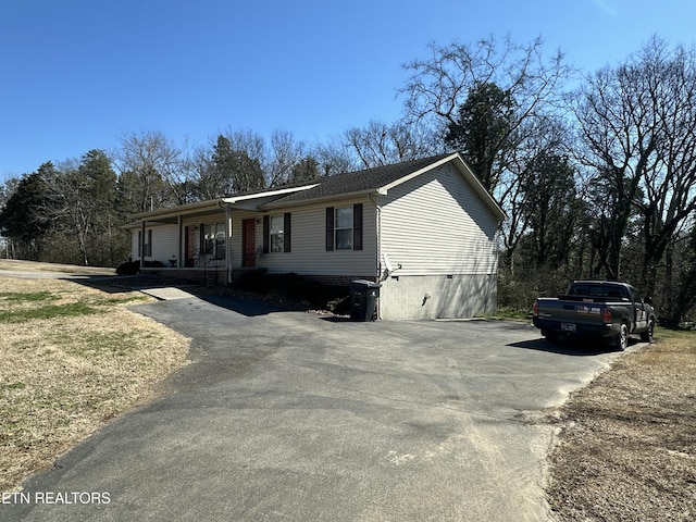 view of front of property featuring covered porch and aphalt driveway