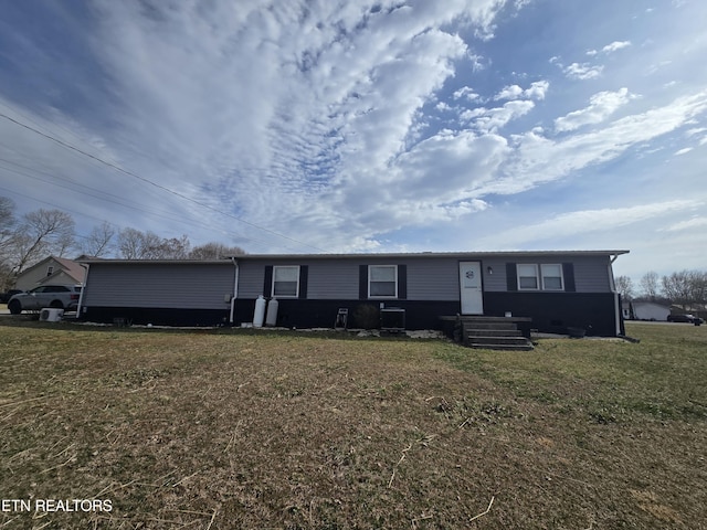 view of front of property featuring a front yard