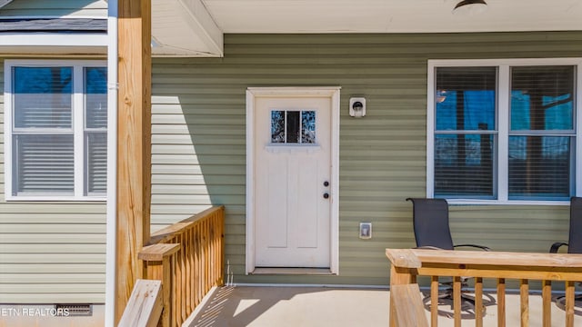 property entrance featuring crawl space