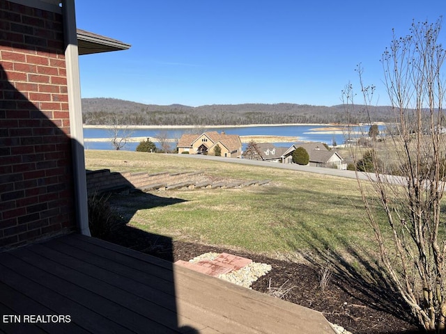 view of yard featuring a water view