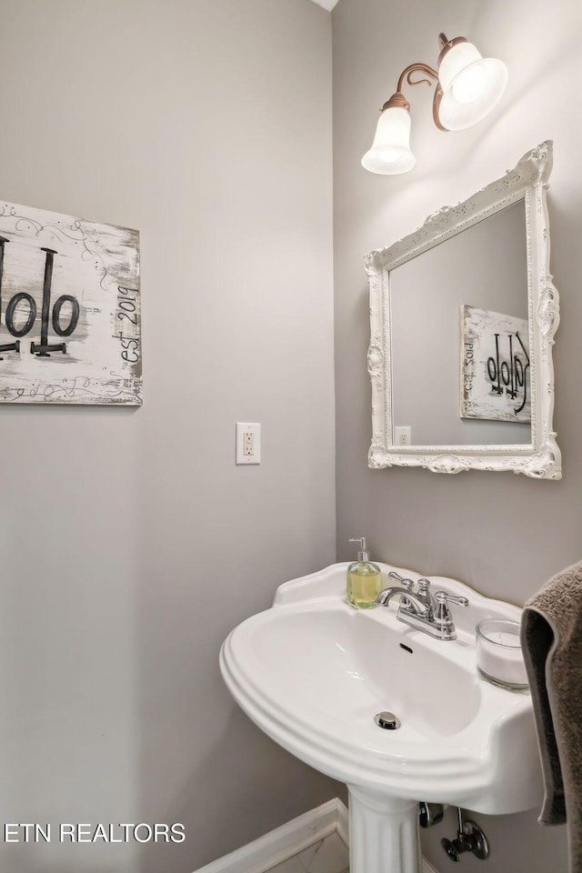 bathroom featuring a sink