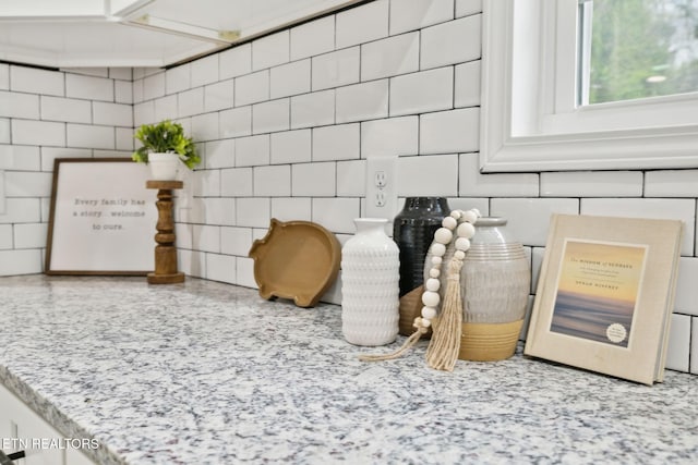 details featuring decorative backsplash