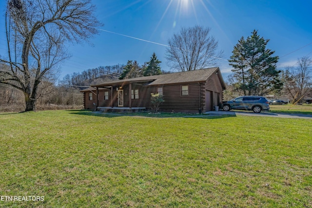 ranch-style house featuring a front yard