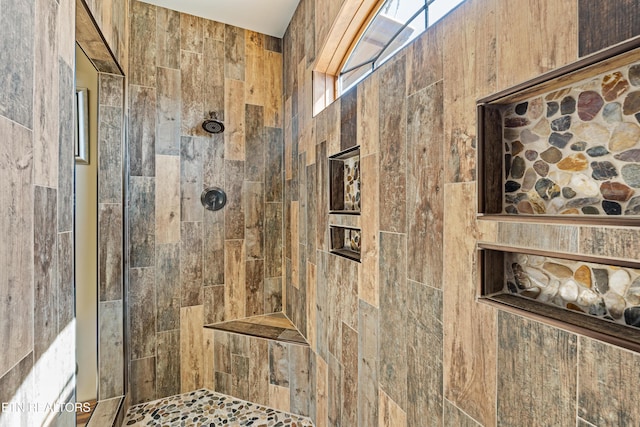 bathroom featuring a tile shower