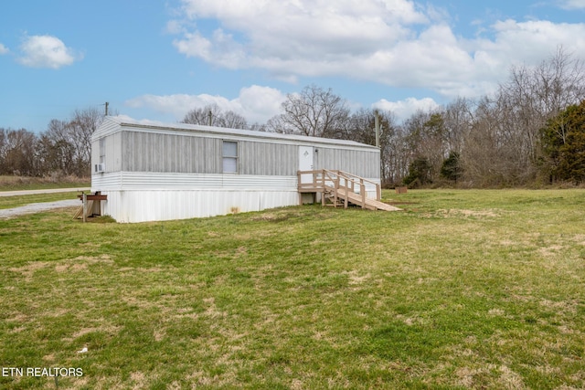 manufactured / mobile home featuring a front yard