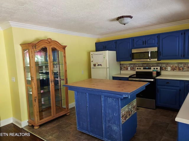 kitchen with crown molding, stainless steel appliances, a kitchen island, and blue cabinets