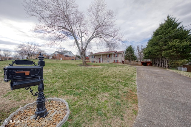 view of front of property featuring a front lawn