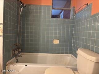 full bathroom with toilet and washtub / shower combination