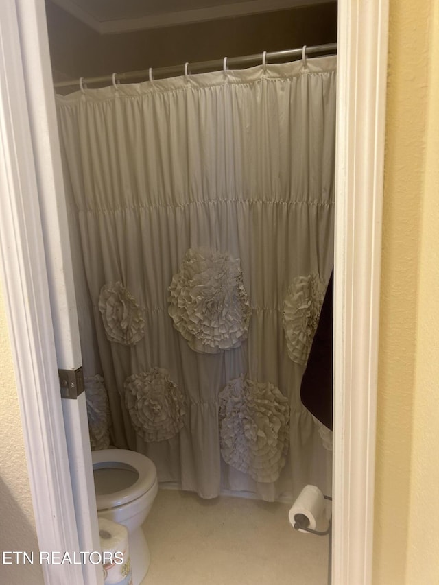 full bathroom featuring toilet