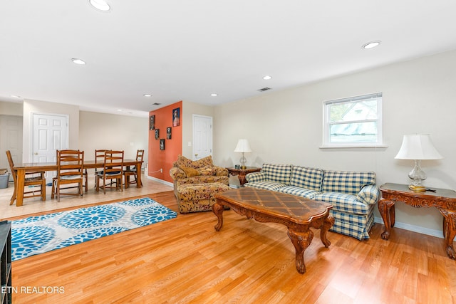 living room with wood finished floors, baseboards, visible vents, and recessed lighting