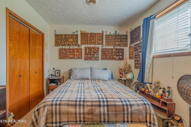 bedroom featuring a closet and a textured ceiling