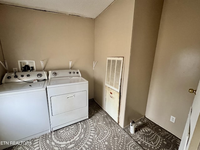 laundry room with laundry area, visible vents, and independent washer and dryer